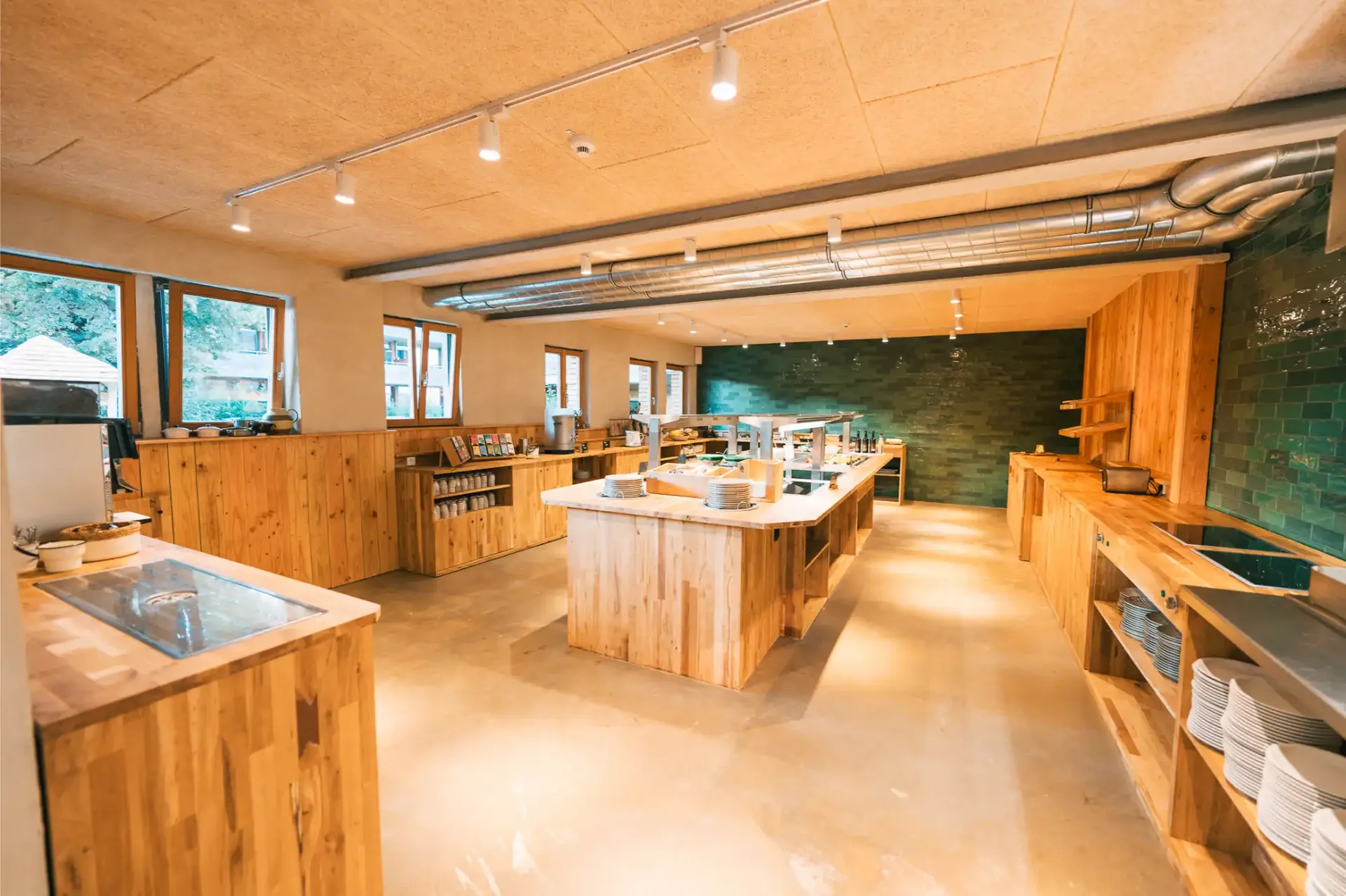 Tavolo di legno e panca nell’area ristorante del Gut Hügle