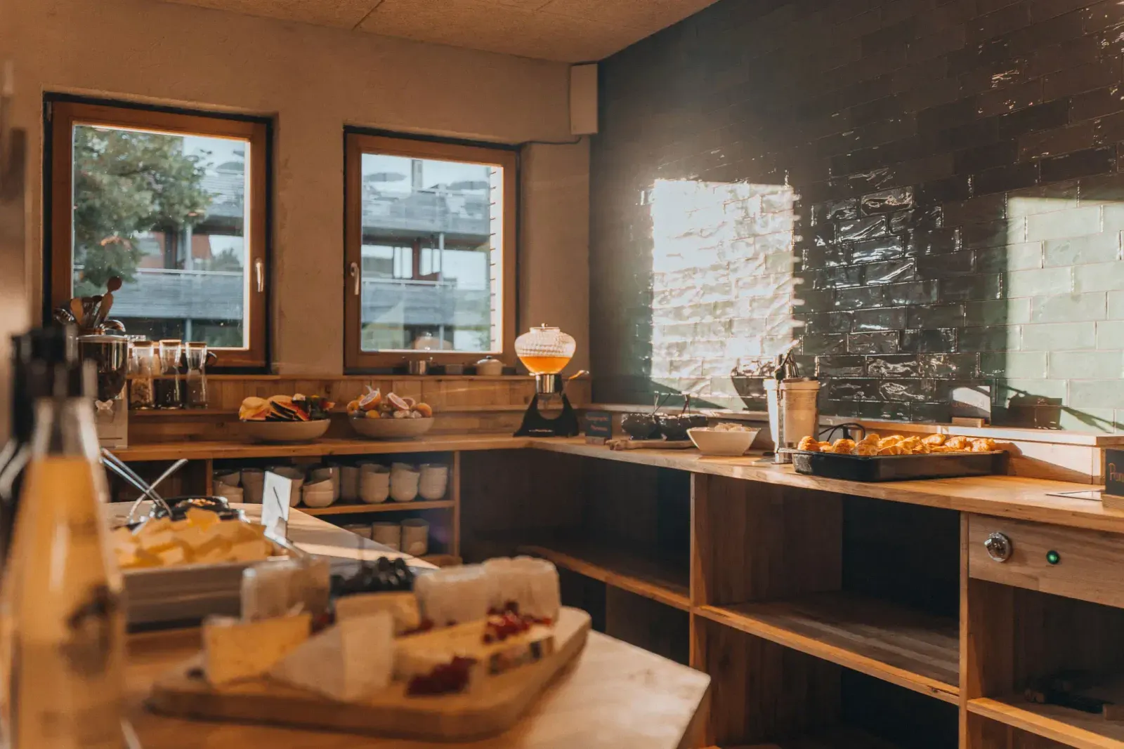Buffet della colazione con pane, affettati e bevande