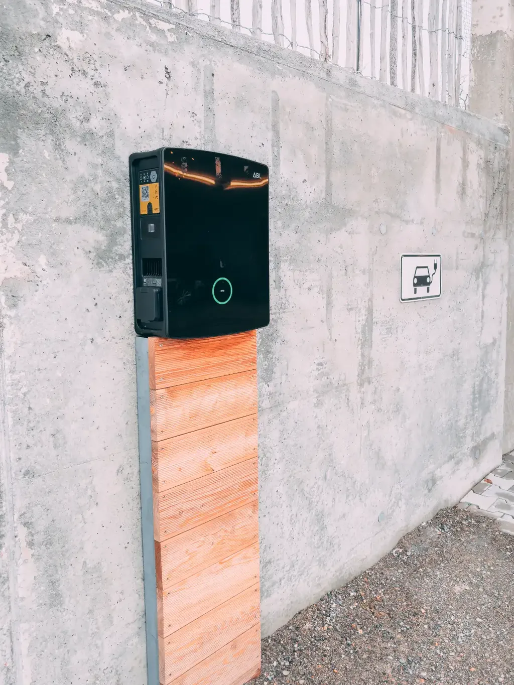 Colonnina di ricarica per auto elettriche alla fattoria esperienziale Gut Hügle